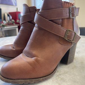 Brown ankle boots size 6.5